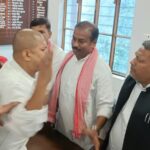 प्रेस क्लब में सपा की प्रेस वार्ता के बीच पूर्व जिलाध्यक्ष को थप्पड़
