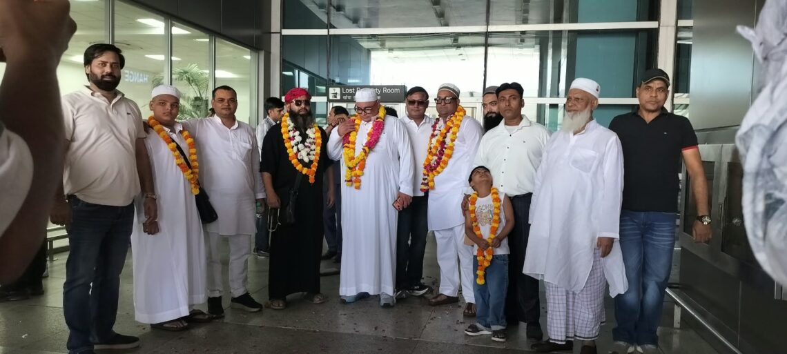 उमराह की जियारत कर वतन लौटे कामरान अहमद और अरहाम अहमद, परिवार व समर्थकों ने किया इस्तकबाल