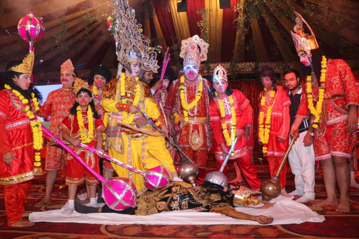 रणभूमि में लक्ष्मण के प्रहार से धराशायी हुआ मेघनाद, रामलीला मैदान गूंजा जय श्रीराम के जयघोषों से