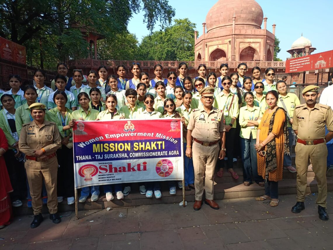 ताजमहल पर मिशन शक्ति अभियान: दशहरा पर महिला पर्यटकों को ताज सुरक्षा पुलिस ने किया जागरूक