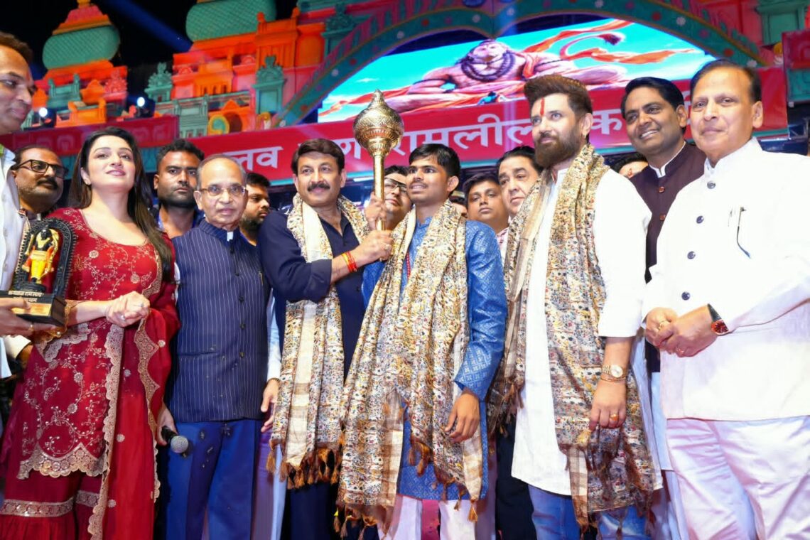लालकिला मैदान में सुनील लोधी के हनुमान भजनों पर झूमे रामभक्त, लव-कुश रामलीला में उमड़ा जनसैलाब