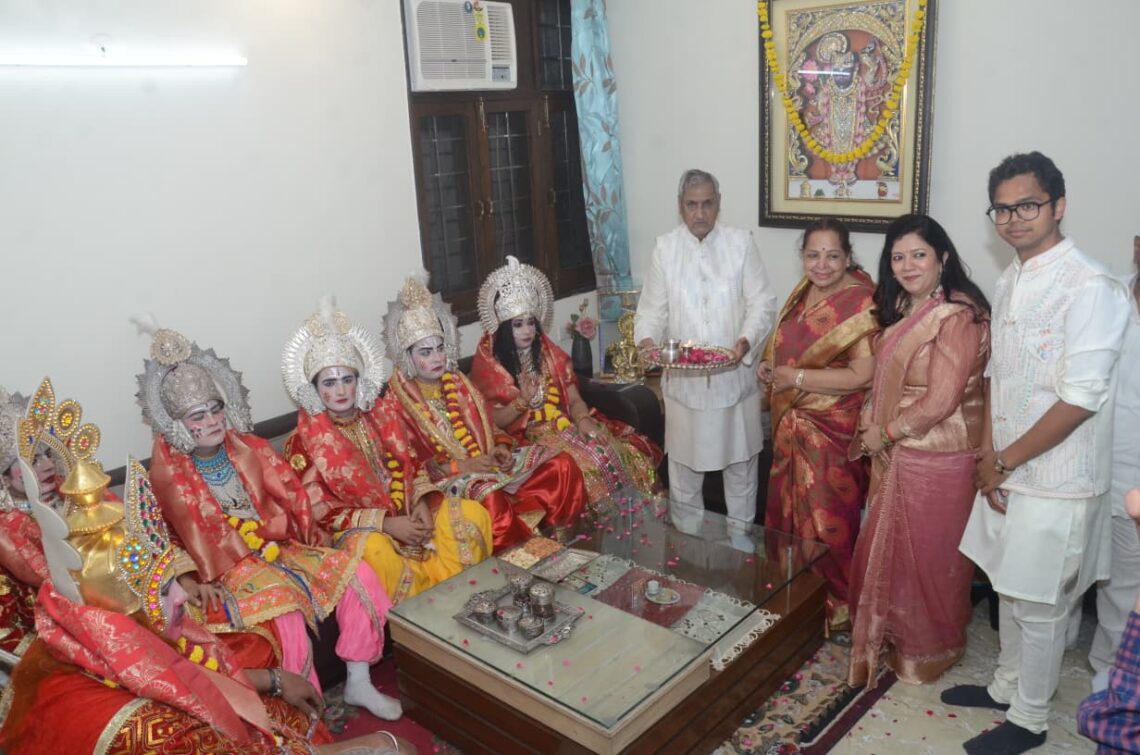 ढोल-नगाड़ों की थाप, भजनों की गूंज और पुष्पवर्षा से हुआ प्रभु स्वरूपों का अभिनंदन