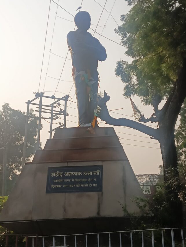 आगरा में शहीद अशफ़ाक़ उल्ला ख़ाँ की प्रतिमा अपनों के इंतज़ार में, जयंती पर भी खामोशी क्यों?