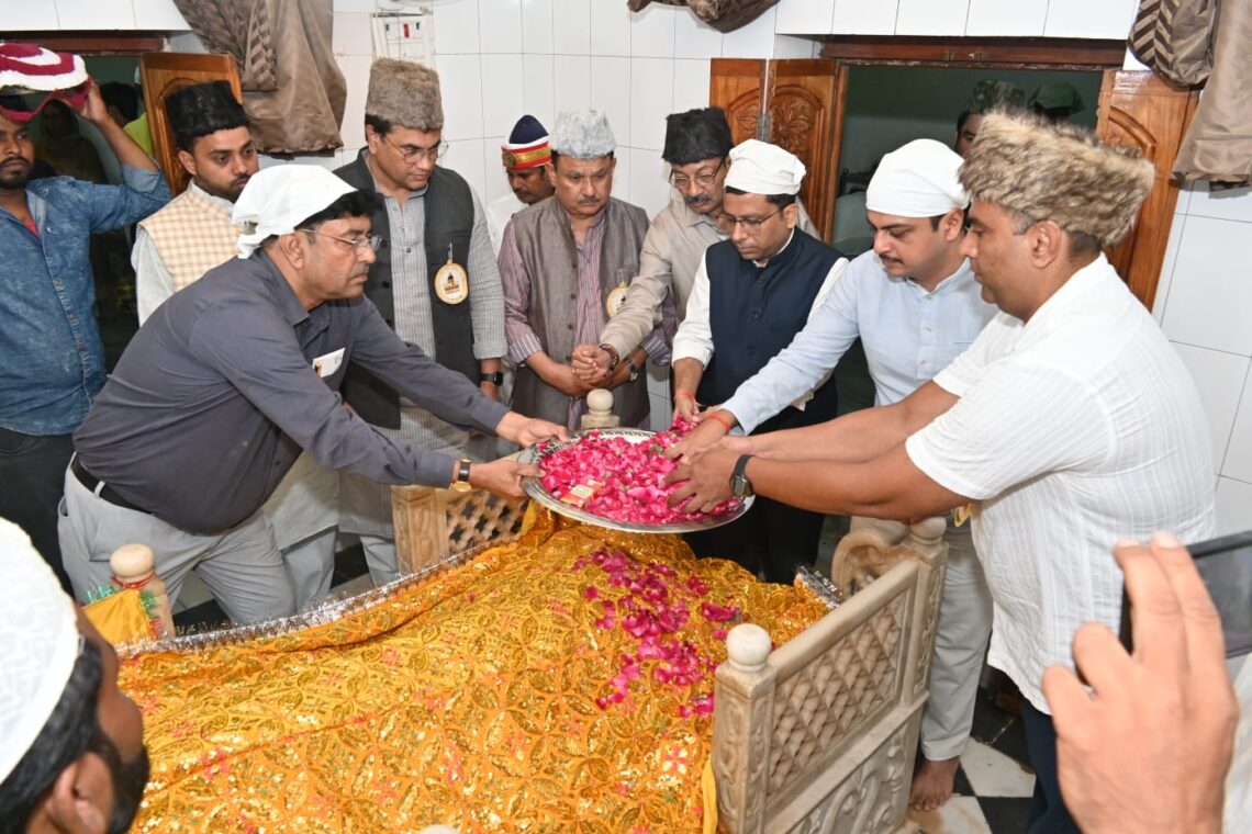 देवा में गाजे-बाजे के साथ निकला चादर जुलूस, डीएम-एडीएम ने की चादरपोशी