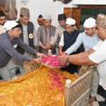 देवा में गाजे-बाजे के साथ निकला चादर जुलूस, डीएम-एडीएम ने की चादरपोशी