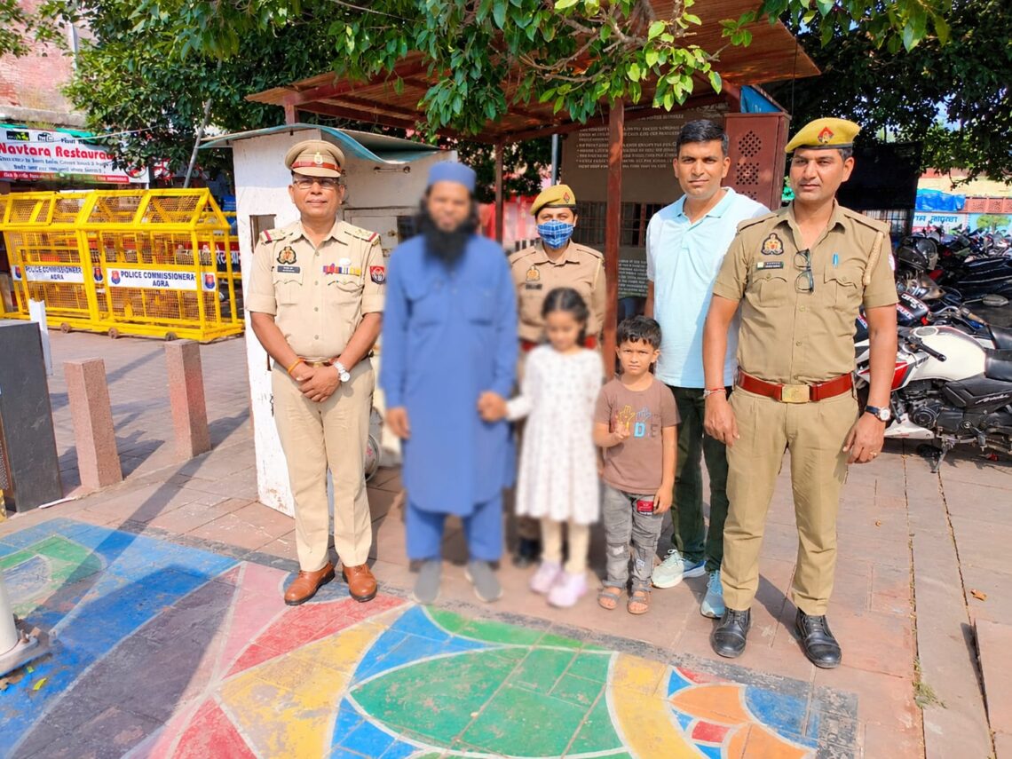 ताजमहल में परिजनों से बिछड़ी 6 वर्षीय बच्ची, ताज सुरक्षा पुलिस ने CISF की मदद से परिवार से मिलाया