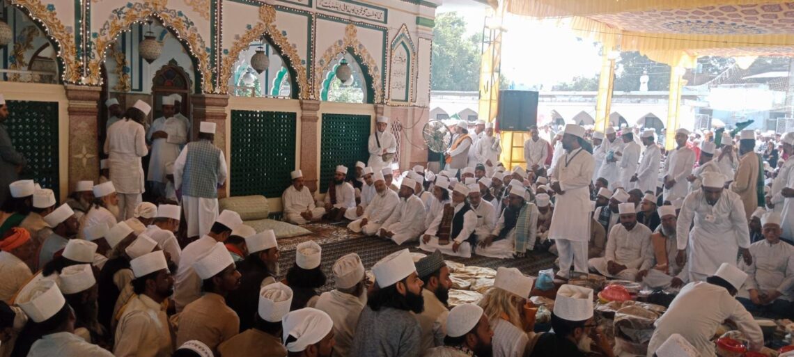 रामपुर में सूफ़ी खानकाह एसोसिएशन की चादरपोशी, मुल्क में अमन और हिंदू-मुस्लिम भाईचारे की मांगी दुआ
