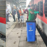 प्रयागराज जंक्शन पर चलित डस्टबिन से कचरा एकत्र करते स्वच्छता मित्र