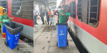 प्रयागराज जंक्शन पर चलित डस्टबिन से कचरा एकत्र करते स्वच्छता मित्र