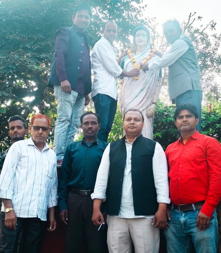 माल रोड पर इंदिरा गांधी की प्रतिमा पर कांग्रेस नेताओं ने अर्पित की श्रद्धांजलि